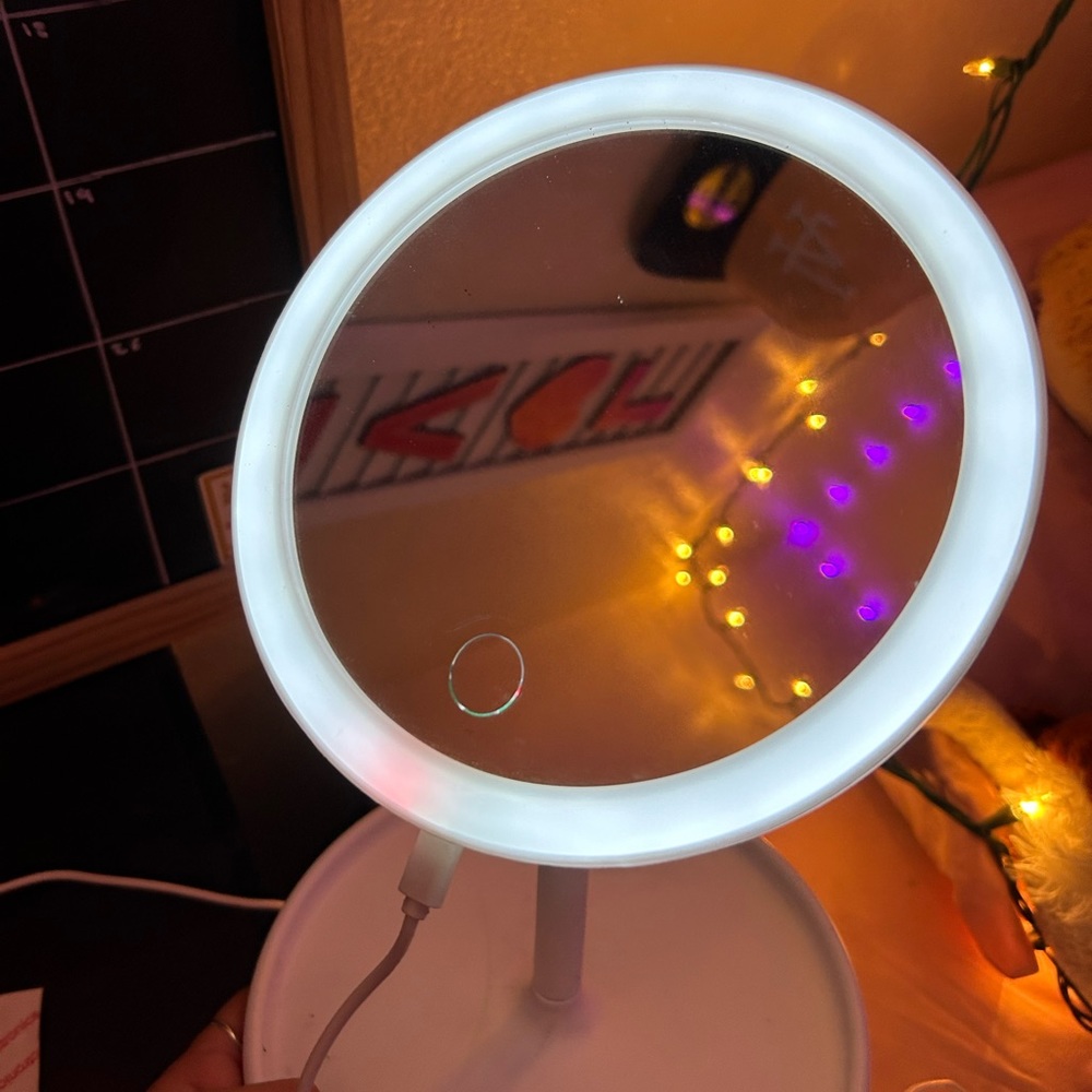 small makeup mirror w light, super cute has 3 levels of brightness